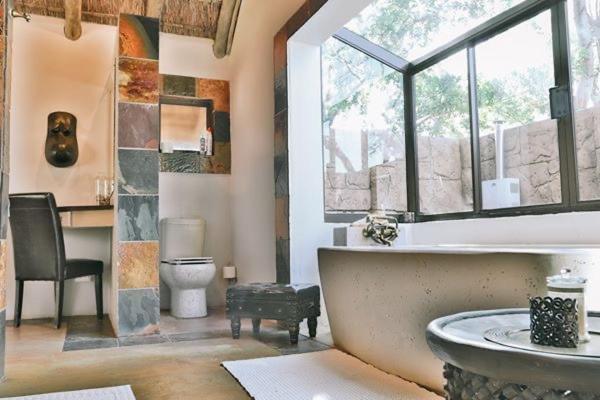 Tshukudiba Game Lodge Tom Burke エクステリア 写真