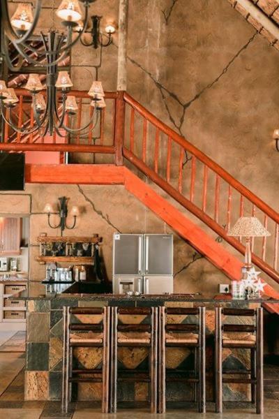 Tshukudiba Game Lodge Tom Burke エクステリア 写真